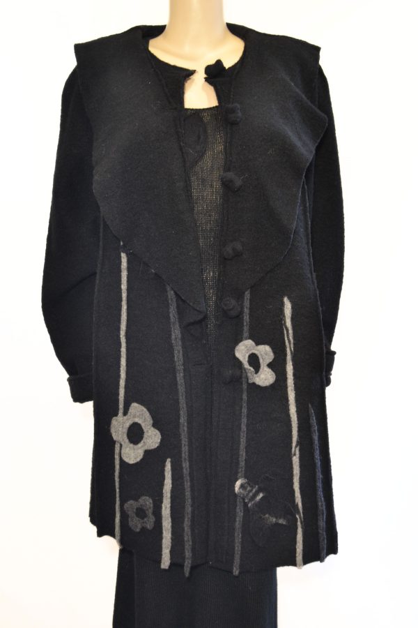 Krótki Czarny płaszcz filcowany z aplikacjami