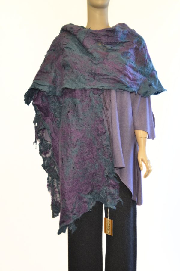 Filcowany szal "Odcienie fioletowo-morskie"