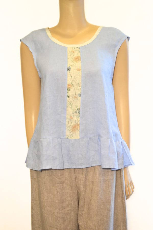 Lniany top z kwiatowym akcentem