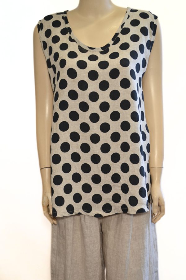 Lniany top w czarne grochy